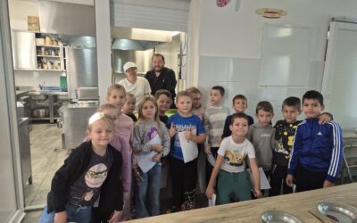 Posjet prvašića djelatnicima škole